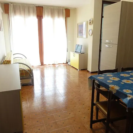 Bright Flat Just Steps From The Sea Apartment *