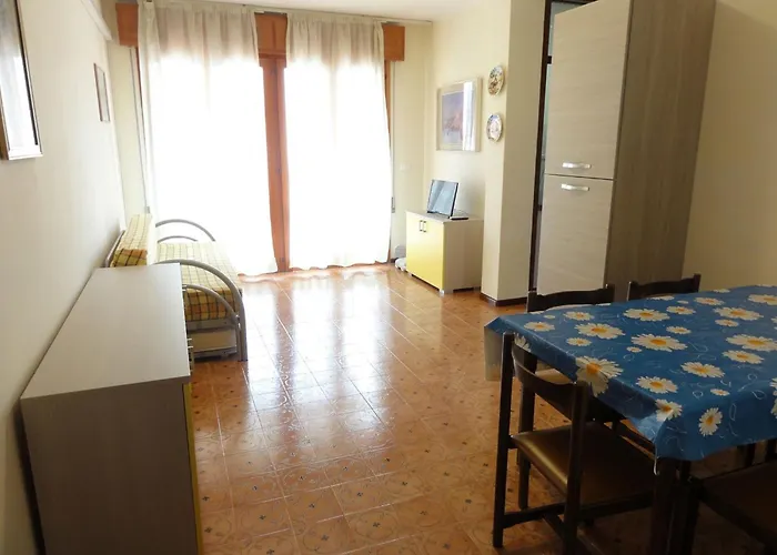 Bright Flat Just Steps From The Sea Apartment *